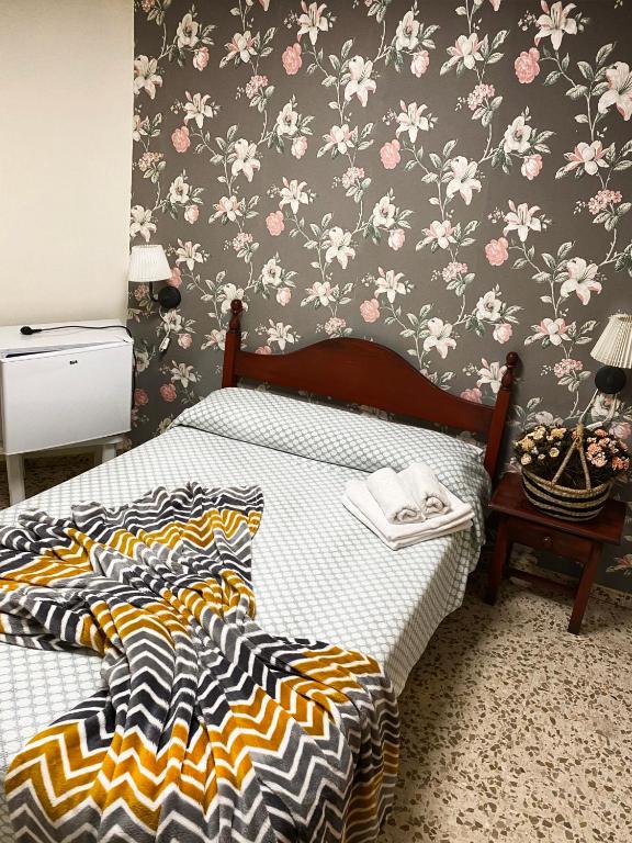 Postel nebo postele na pokoji v ubytování Hostal Azahara