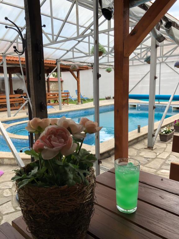 Bazén v ubytování Family Hotel Carpe Diem nebo v jeho okolí