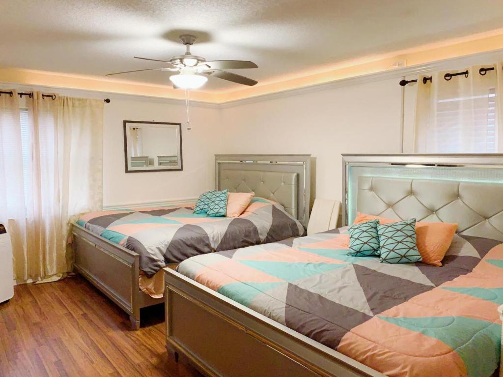 En eller flere senge i et værelse på Great home! Great location! Pets welcome