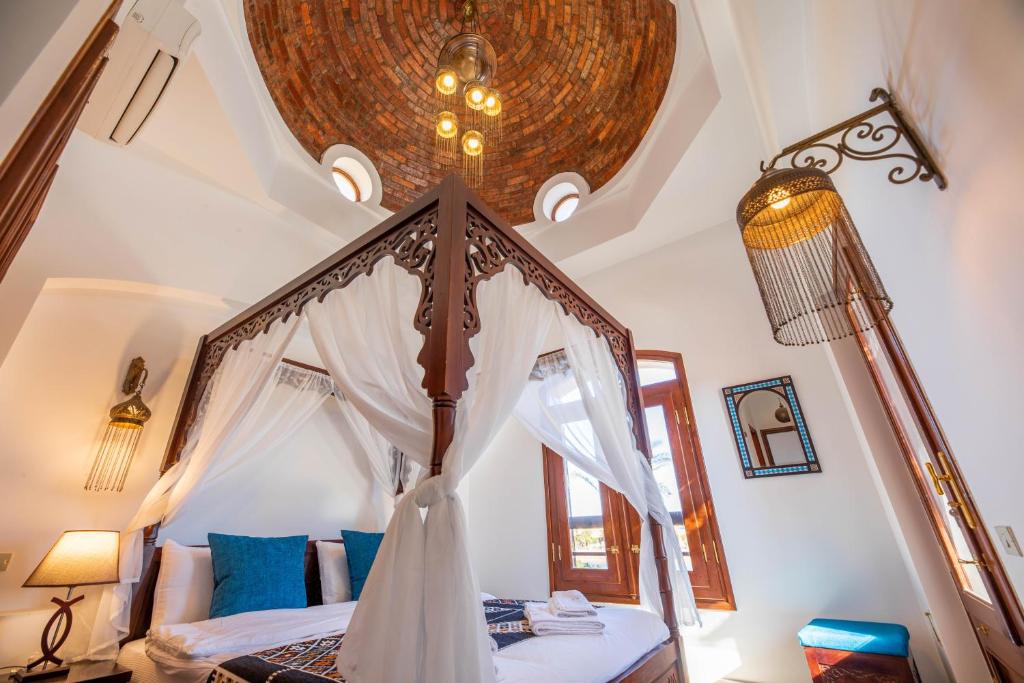 Postel nebo postele na pokoji v ubytování Charming Lagoon Villa with pool Egyptian Style -Sabina 117