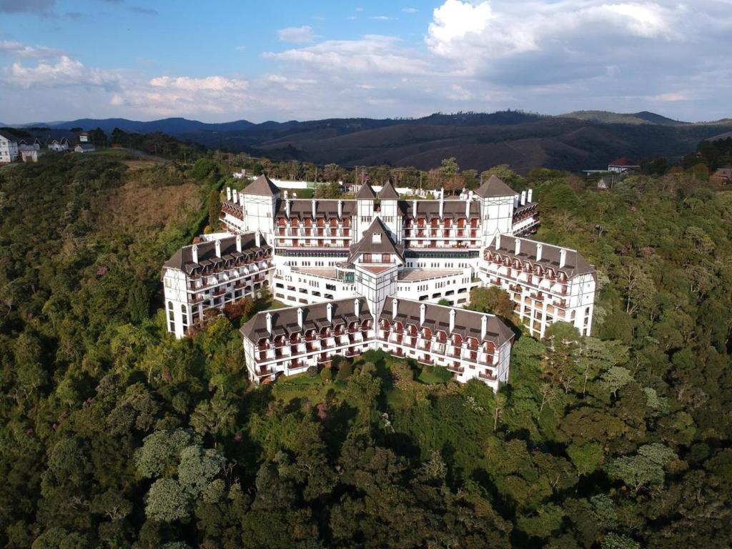 z góry widok na duży budynek na wzgórzu w obiekcie Apartamento Campos do Jordao Home Green Home w mieście Campos do Jordão