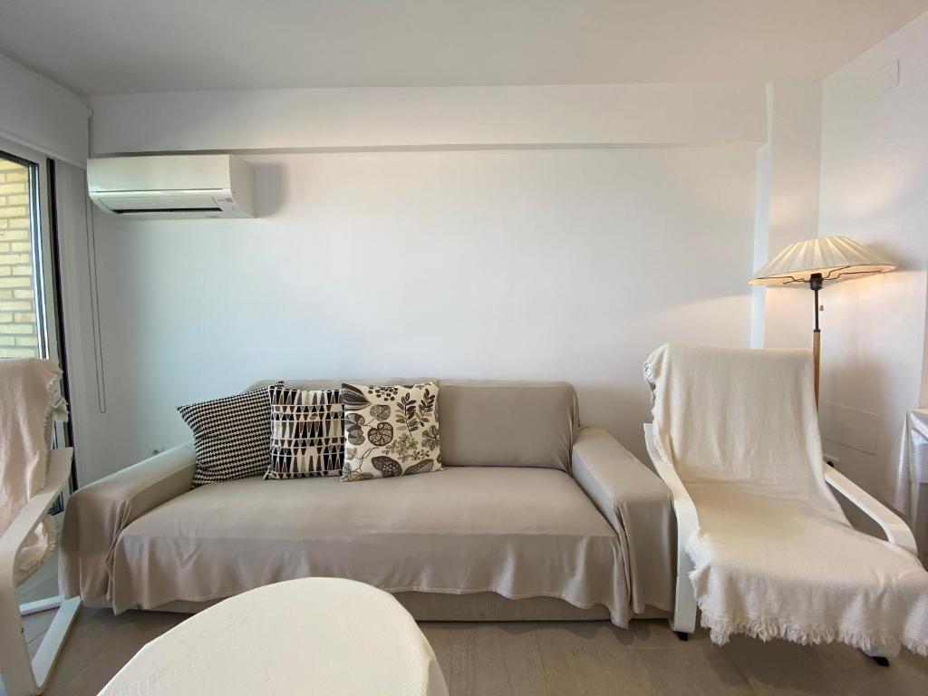 A bed or beds in a room at Ático en primerísima linea de playa!!!