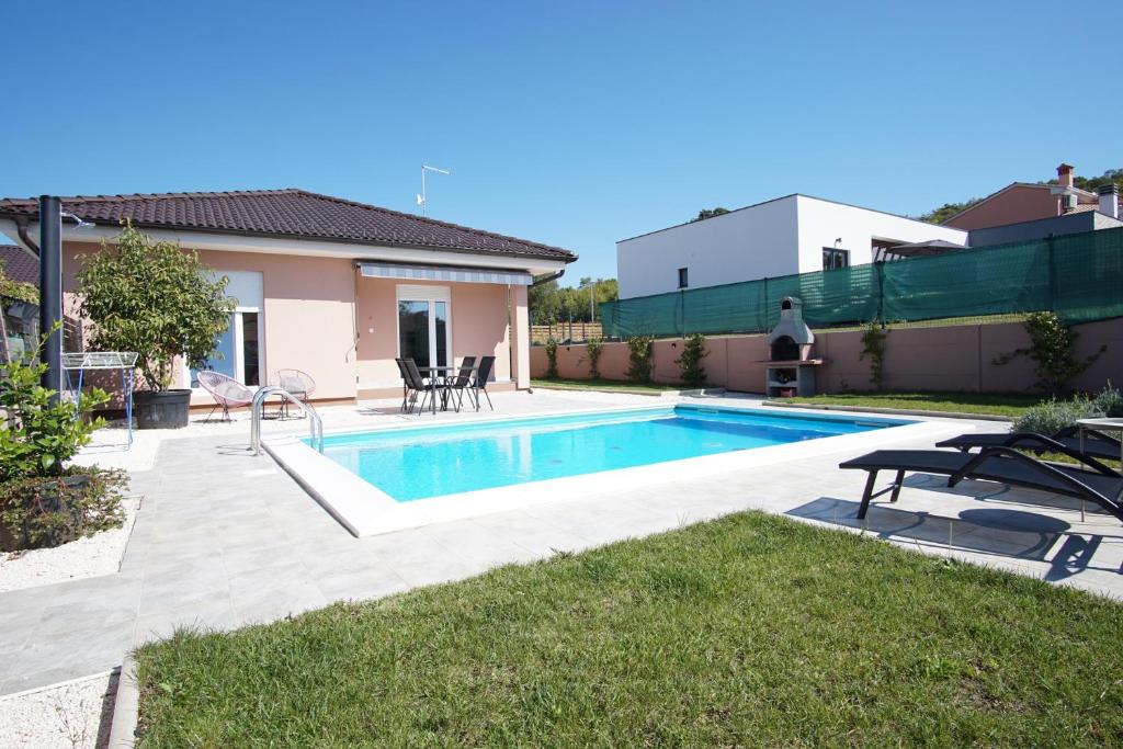 Bazén v ubytovaní Family house Hana alebo v jeho blízkosti