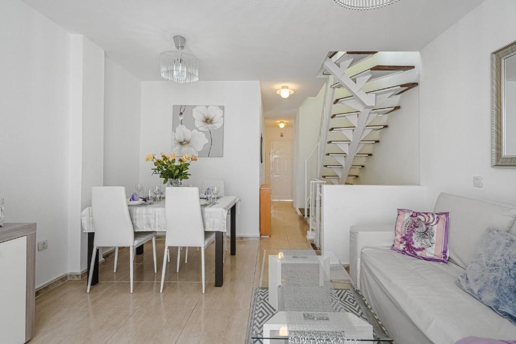 Posedenie v ubytovaní Penthouse Apartment With Ocean View