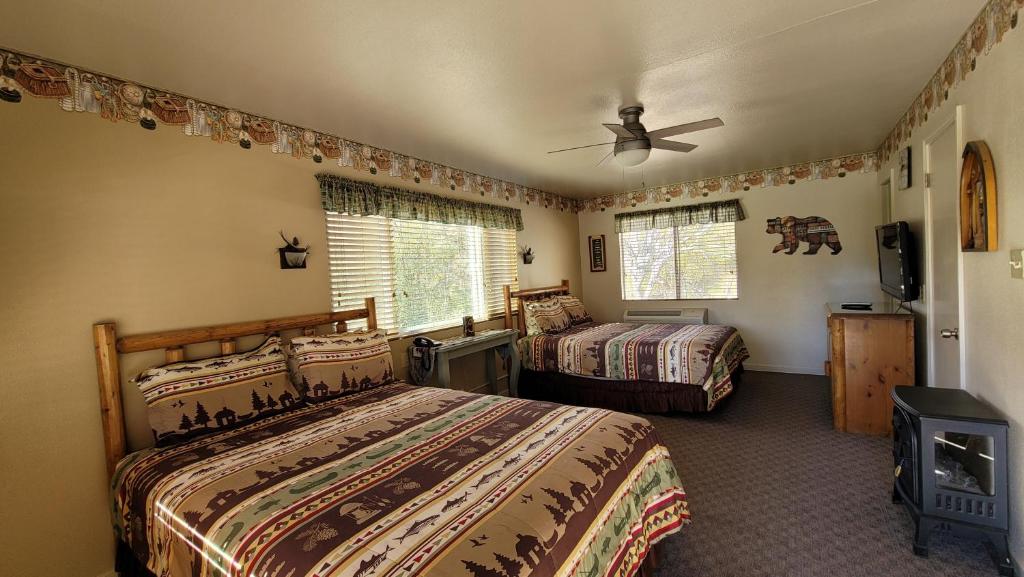 a bedroom with two beds and a ceiling fan at Sequoia Lodge in Kernville