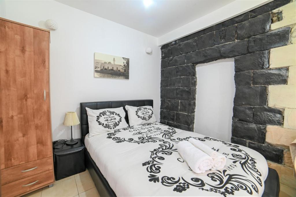 Postel nebo postele na pokoji v ubytování Domos Tiberias דומוס טבריה