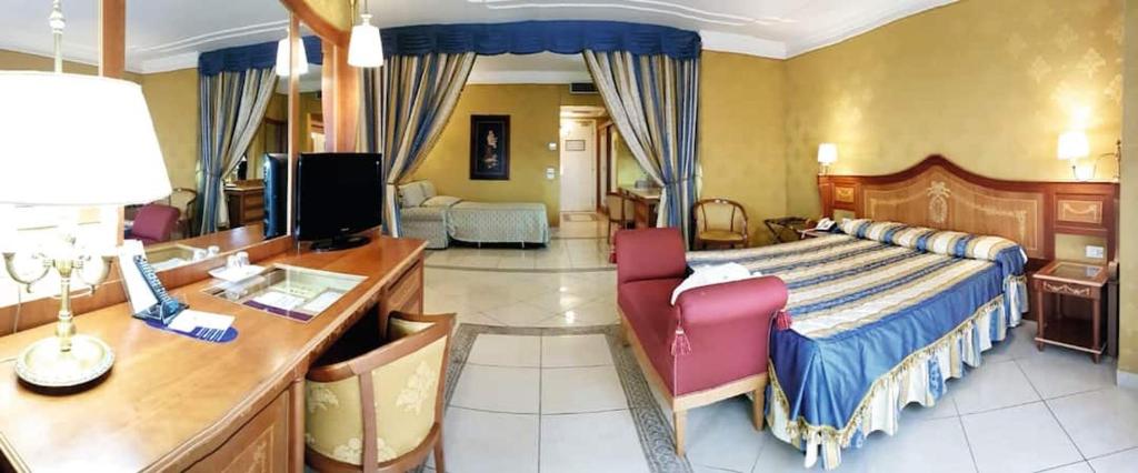 TV a/nebo společenská místnost v ubytování Grand Hotel La Pace - All Inclusive