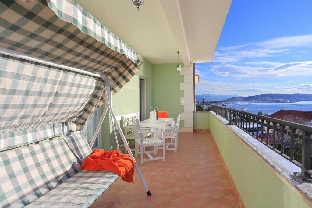 Apartments by the sea Seget Donji, Trogir - 18648, Trogir, Croaţia