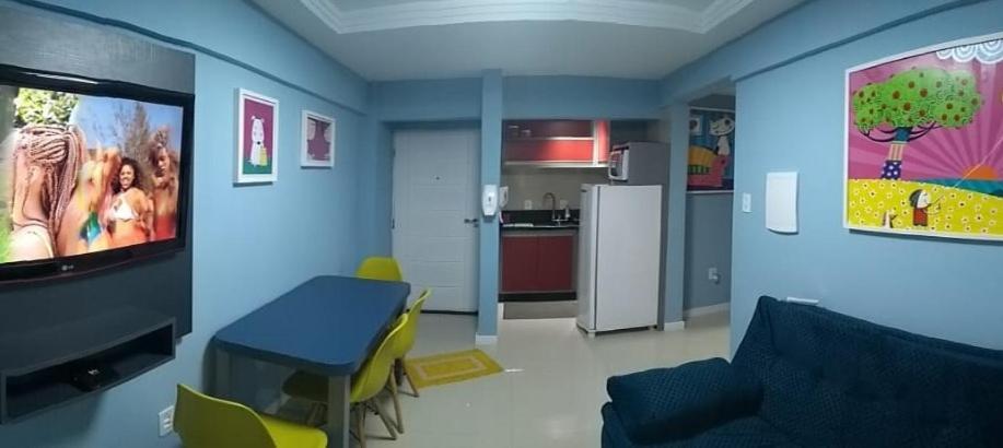  Ap 01 Dormitório - Balneário Camboriú - 04 pessoas - Ar-condicionado - Garagem privativa no prédio - A uma quadra da Roda Gigante BIG WHEEL Pé na areia - Wi-Fi free 100 Mega - Telecines - HBO - Top 10