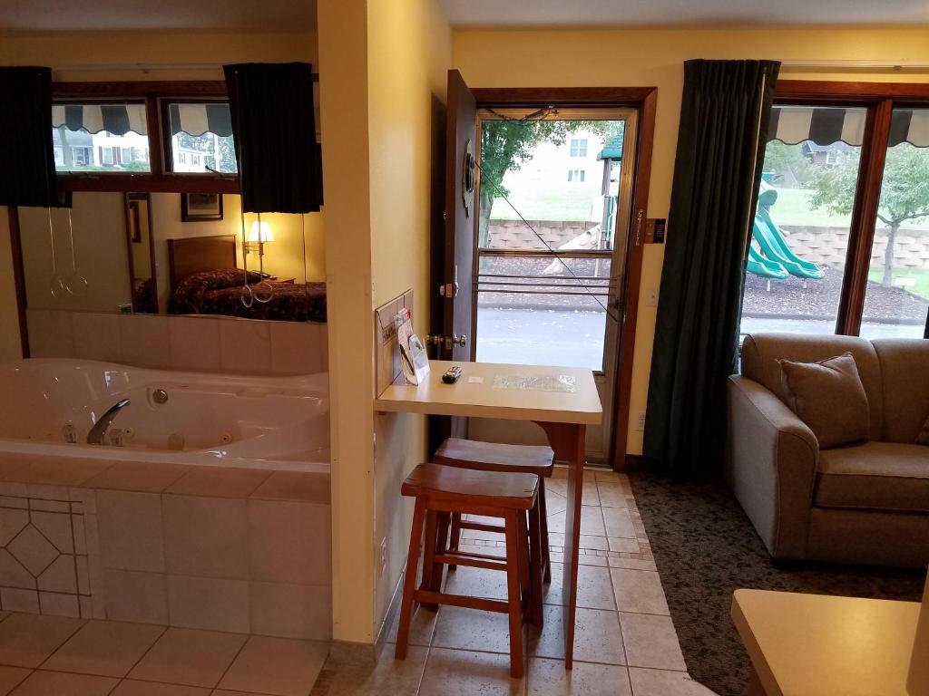 Area soggiorno di Black Hawk Motel & Suites