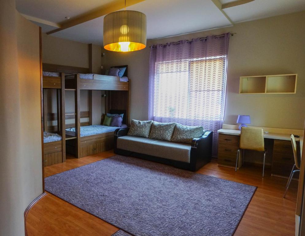sala de estar con sofá y literas en City Hostel Panorama en Úzhgorod