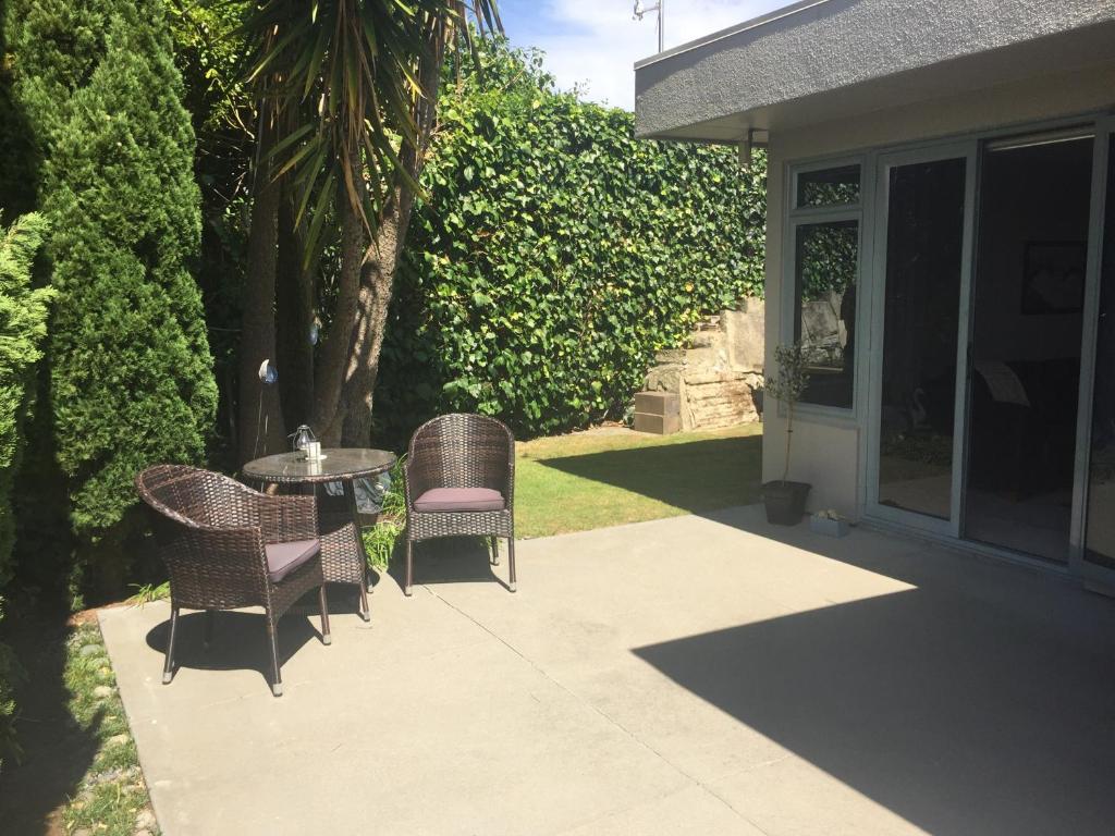 a patio with a table and chairs on a patio at Kingsley Quarters in Cambridge