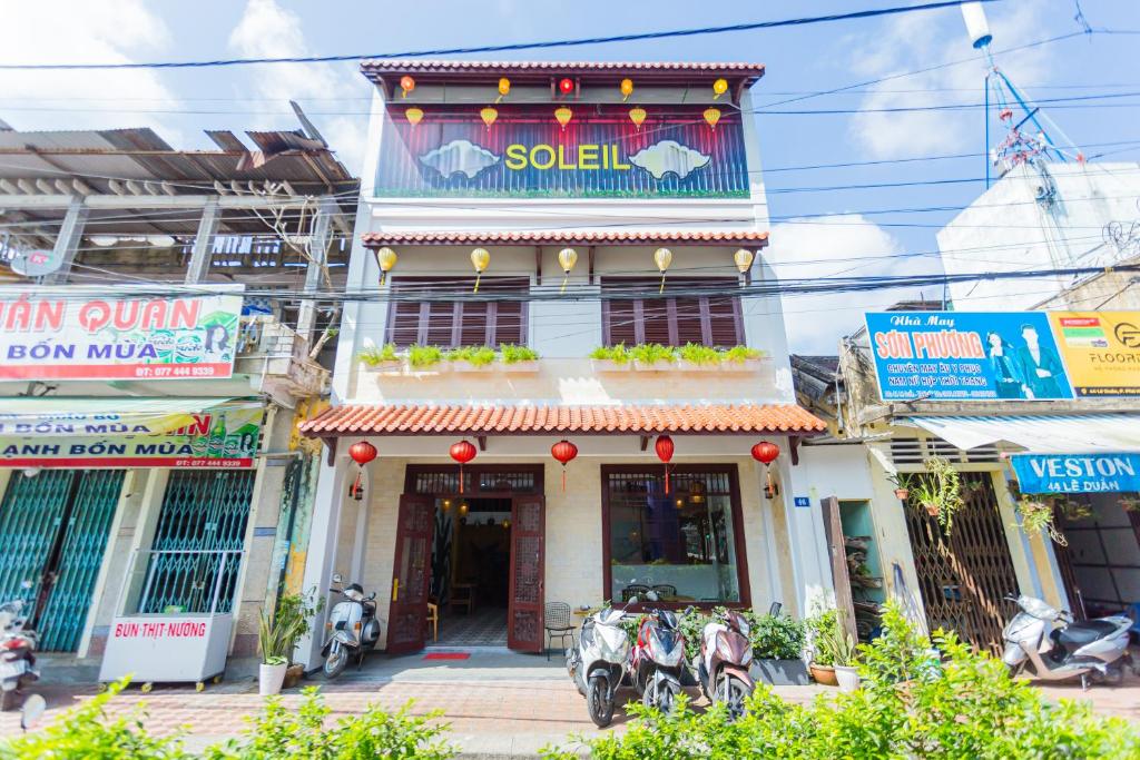 un edificio con motocicletas estacionadas frente a él en SOLEIL BOUTIQUE en Hue