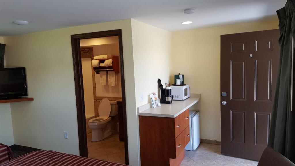 Cucina o angolo cottura di Black Hawk Motel & Suites