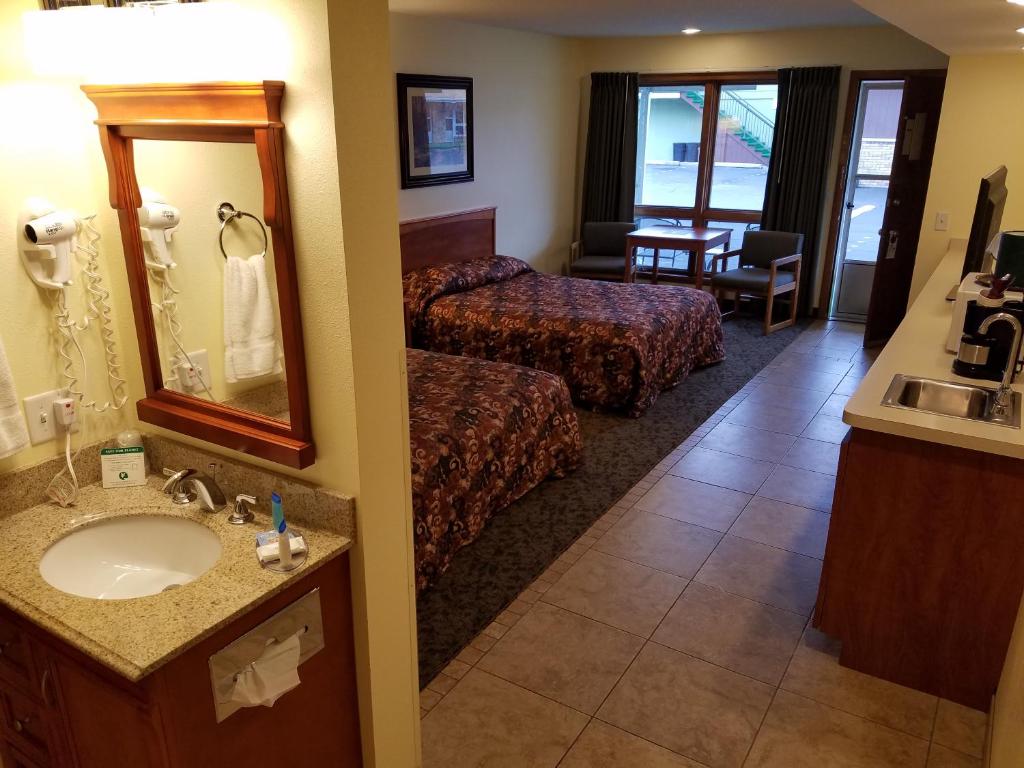 Letto o letti in una camera di Black Hawk Motel & Suites