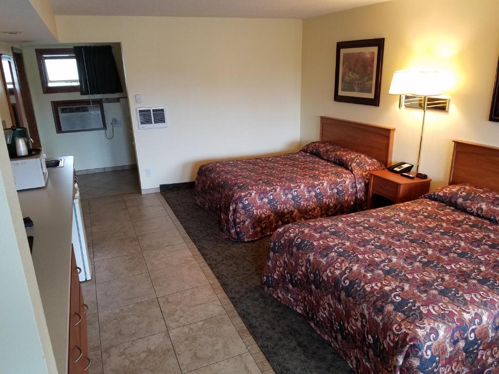 Letto o letti in una camera di Black Hawk Motel & Suites