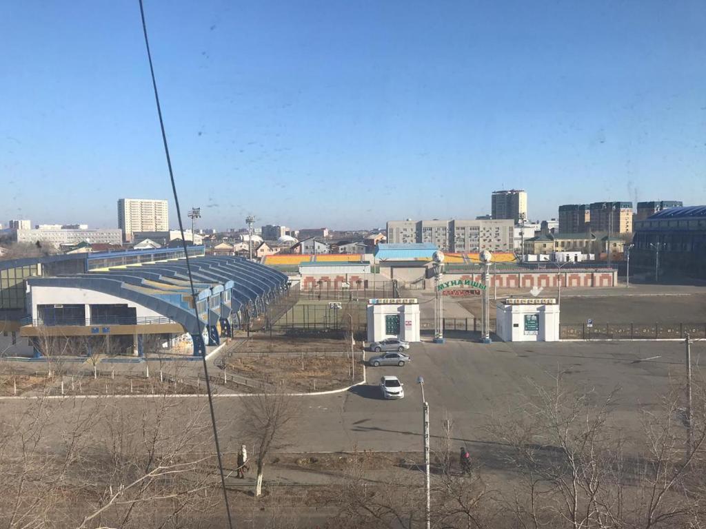 Blick auf eine Stadt mit Bahnhof in der Unterkunft Однокомнатная квартира. Жилгородок in Atyrau
