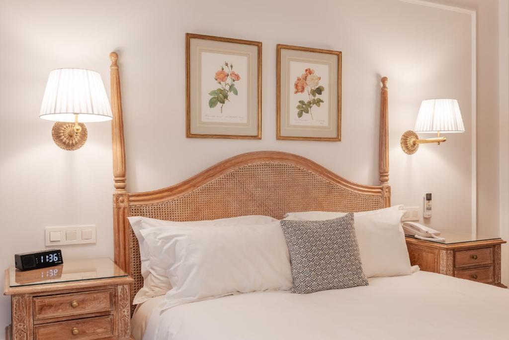 Postel nebo postele na pokoji v ubytování Hotel Manos Stephanie