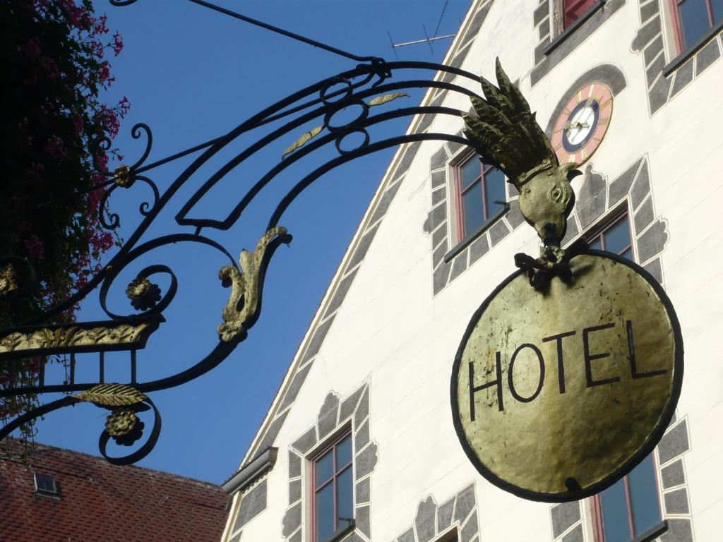 un panneau d'hôtel suspendu devant un bâtiment dans l'établissement Boutique Hotel am Rathaus - Reblaus, à Ulm