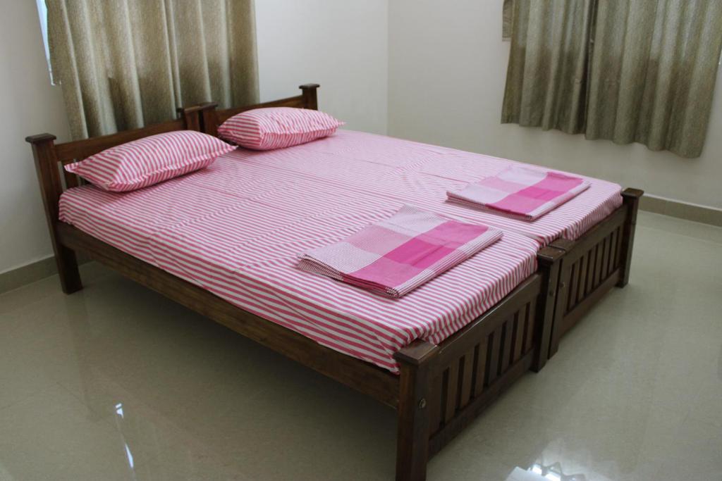 Postel nebo postele na pokoji v ubytování Shantham Service Apartments, Kinathukadavu, Coimbatore