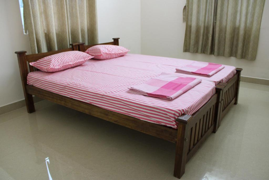 Postel nebo postele na pokoji v ubytování Shantham Service Apartments, Kinathukadavu, Coimbatore