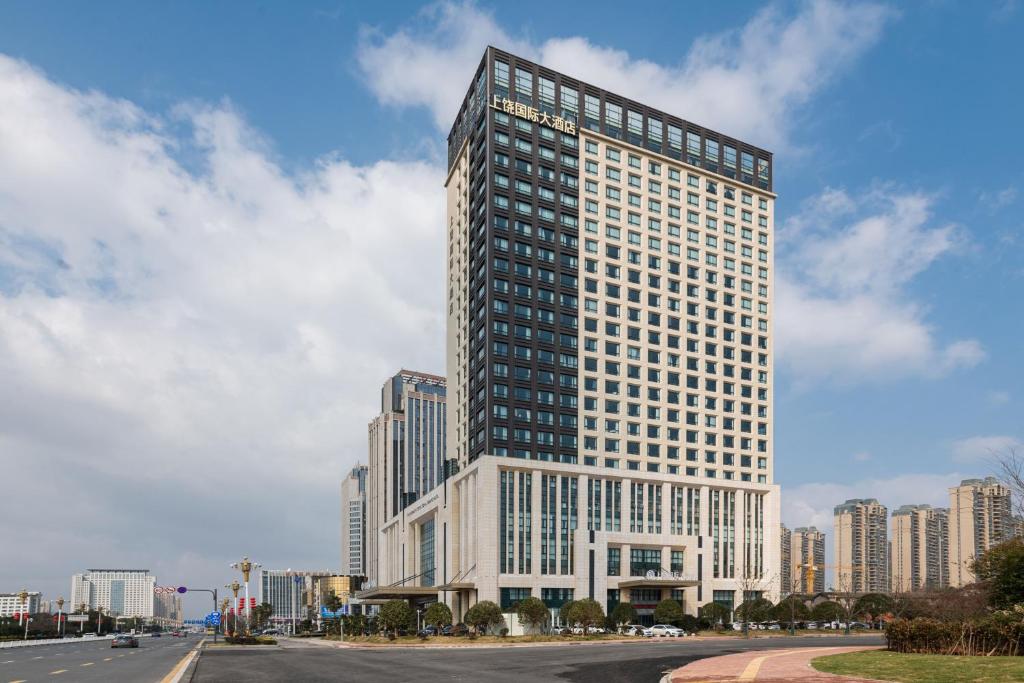 un edificio alto con muchas ventanas en Shangrao International Hotel, en Shangrao