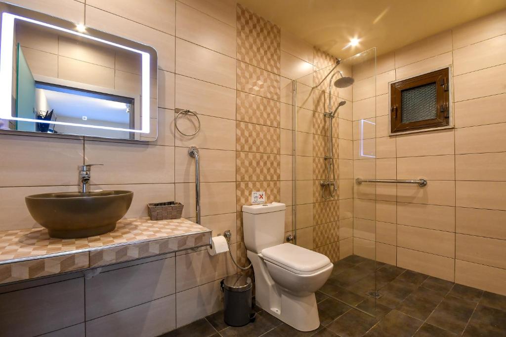 Koupelna v ubytování Avra Hotel
