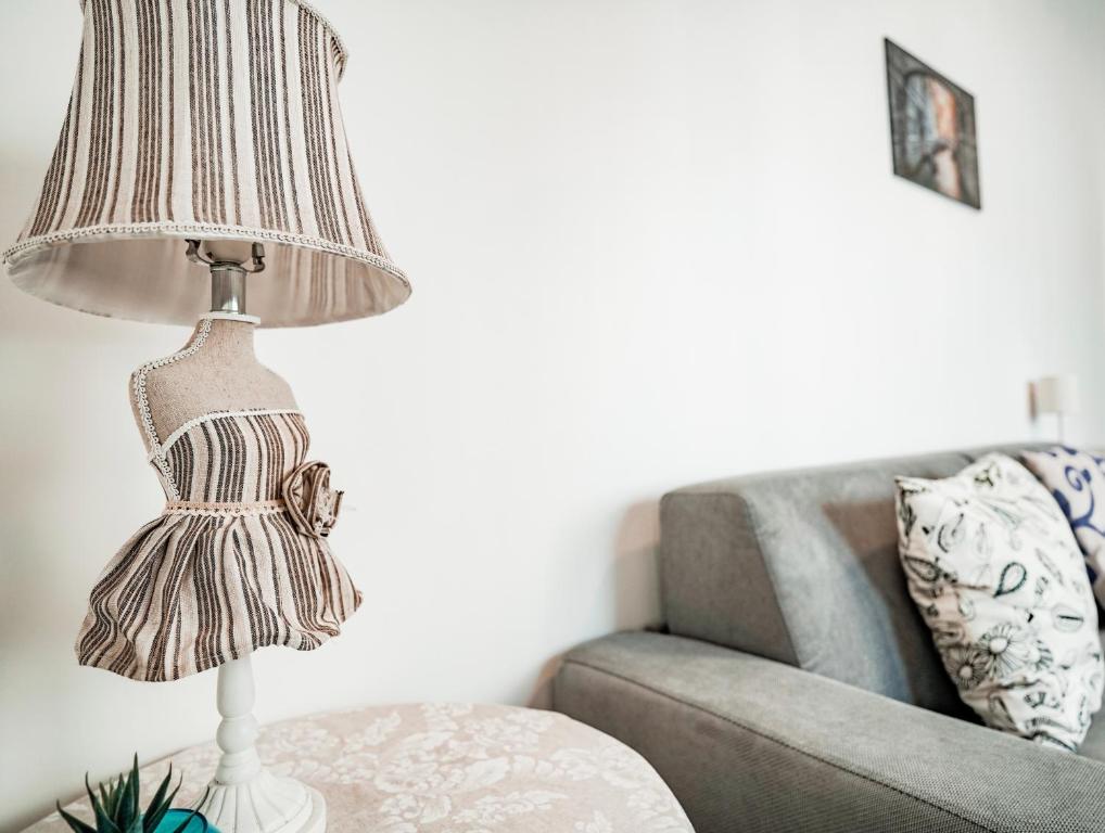lampa na stole obok kanapy w obiekcie Angelica Home w Mestre