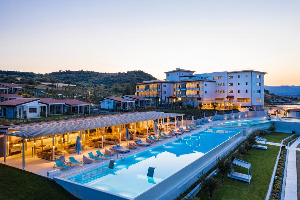 Vistas al mar de un hotel con una gran piscina en Mount Athos Resort en Ierissos