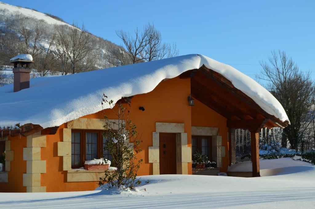 uma pequena casa com neve no telhado em CASUCAS LA GUARIZA ( Casa Marta) em Fontibre