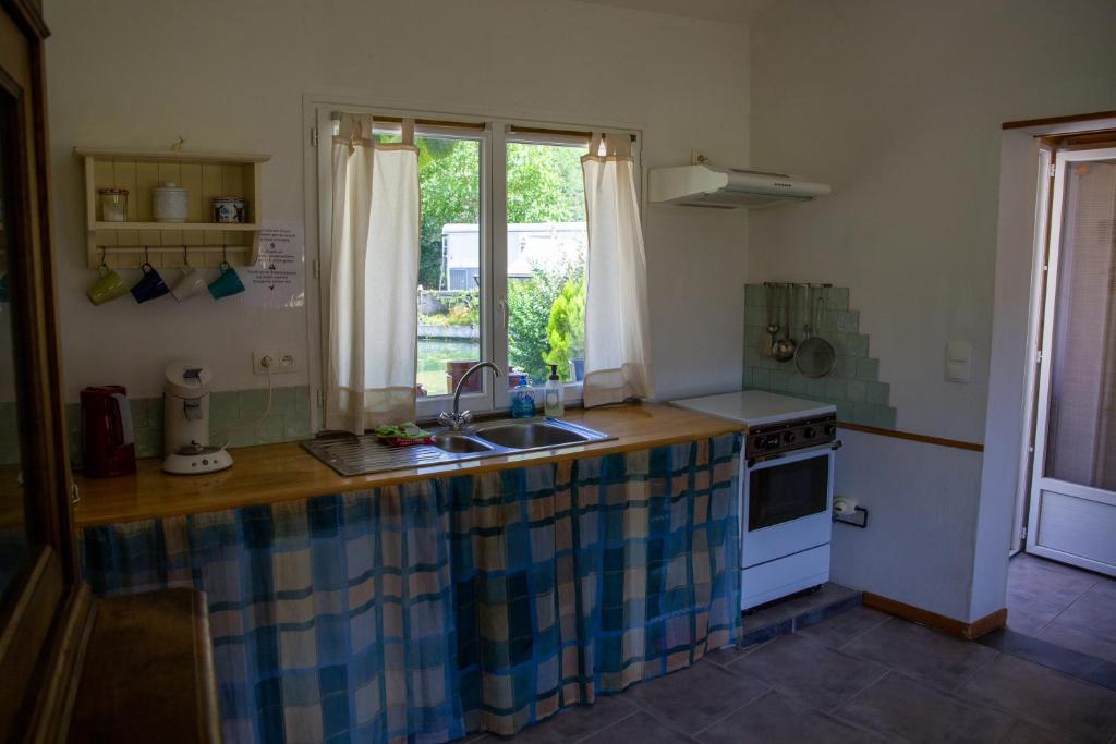Kuchyň nebo kuchyňský kout v ubytování Studio à Deux au Blagour