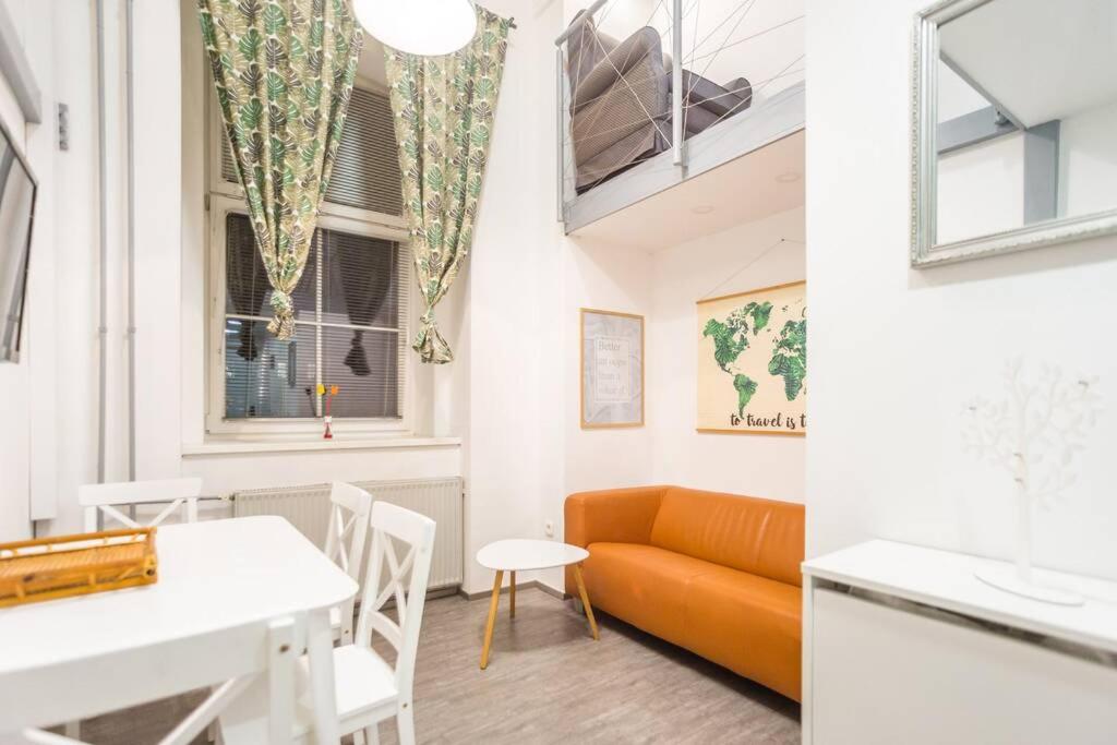 - un salon avec un canapé orange et une table dans l'établissement Apartma N'Poznam Tobačna, à Ljubljana