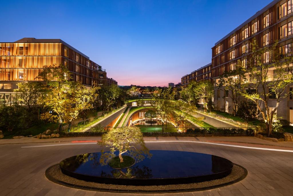 南京市にあるGrand WUJI Hotel, in The Unbound Collection by Hyattの建物が並ぶ道中の噴水