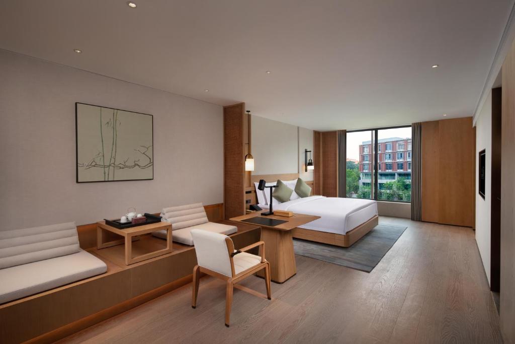 Grand WUJI Hotel, in The Unbound Collection by Hyattにあるベッド