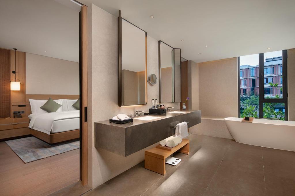 Grand WUJI Hotel, in The Unbound Collection by Hyattにあるベッド