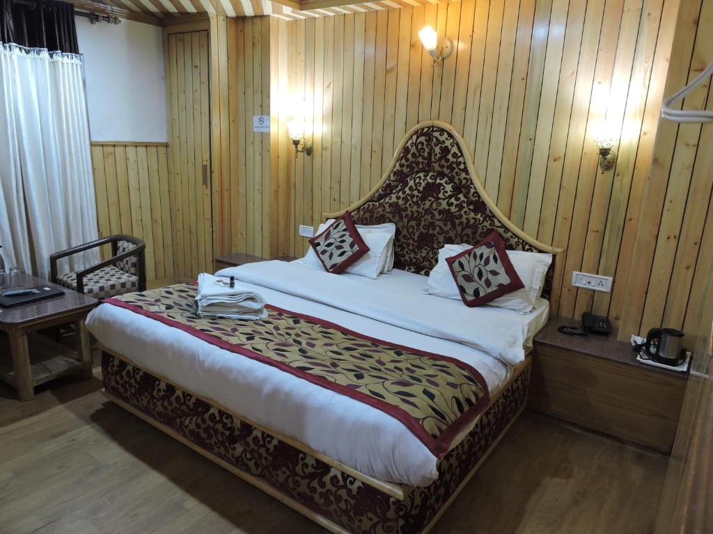 Postel nebo postele na pokoji v ubytování Hotel Chaman Palace