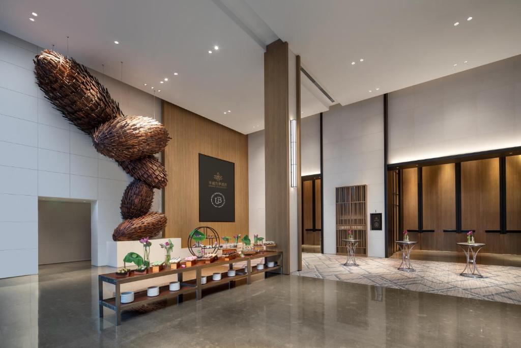 南京市にあるGrand WUJI Hotel, in The Unbound Collection by Hyattの大型シェル彫刻が壁に施されたロビー