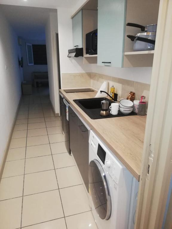 Kuchyň nebo kuchyňský kout v ubytování Appart Alexina, 2mn à pieds de la plage de BOUCAN-CANOT