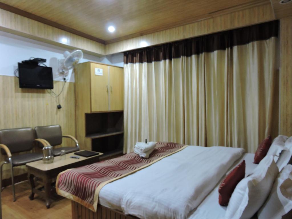 Postel nebo postele na pokoji v ubytování Hotel Chaman Palace