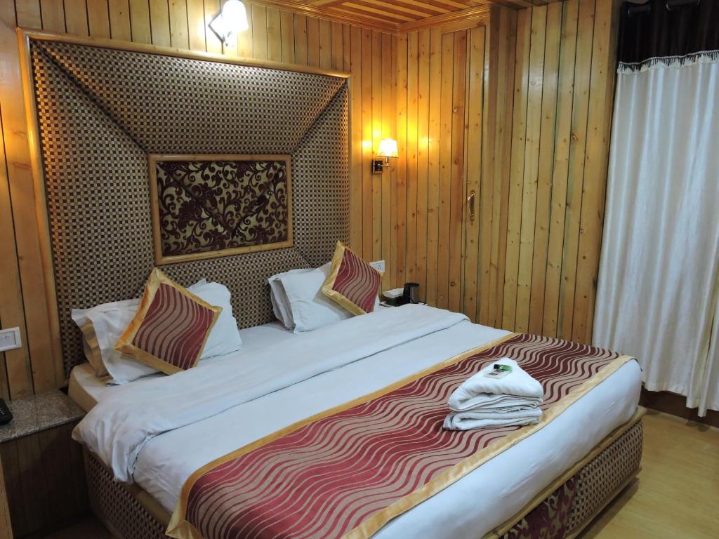 Postel nebo postele na pokoji v ubytování Hotel Chaman Palace