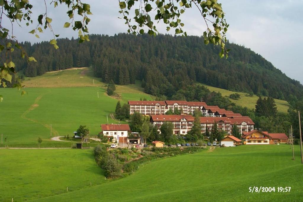 un complejo en medio de un campo verde en Ferienwohnung Masch en Missen-Wilhams