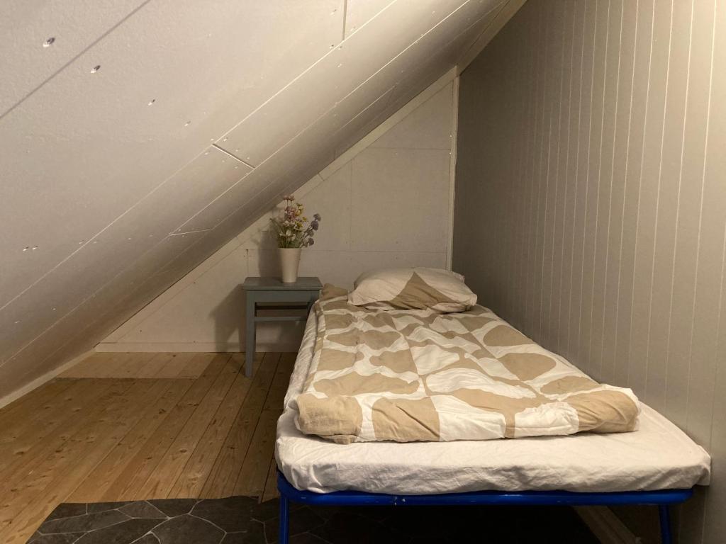Postel nebo postele na pokoji v ubytování Snickaren Vandrarhem i Grästorp - Egen Lägenhet - Own apartments