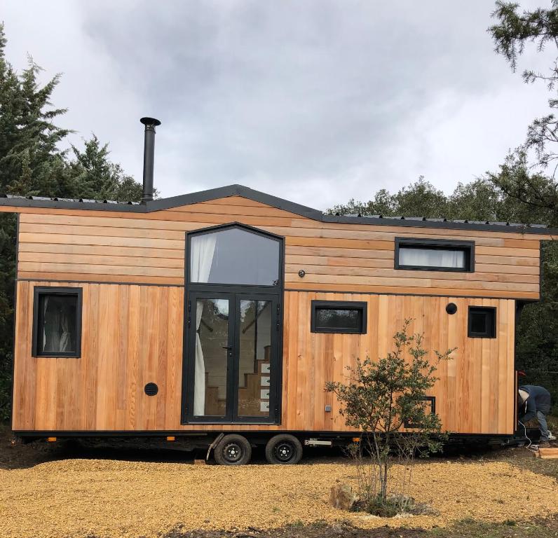 uma pequena casa sentada em cima de um camião em Spa Les Jardins De Chiron Lodges et Tiny House dans le sud em Sauve