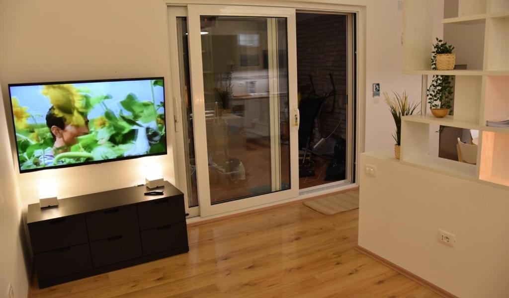 Televízia a/alebo spoločenská miestnosť v ubytovaní BellaVista Jelsa 2+2