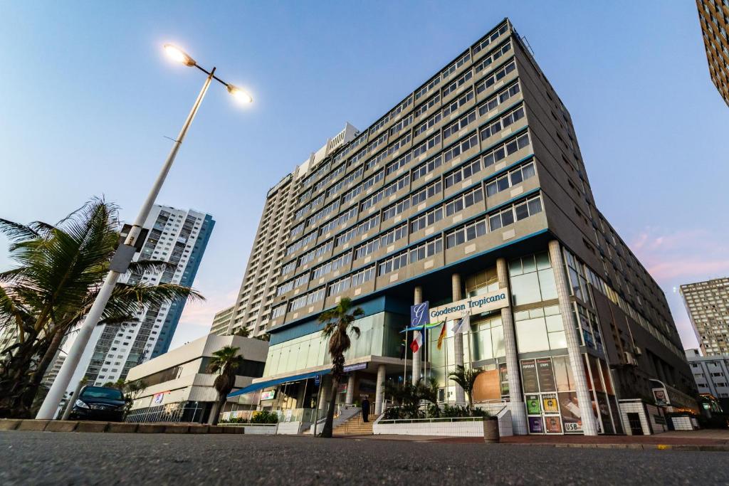 un edificio alto con una luz de la calle delante de él en Gooderson Tropicana Hotel, en Durban