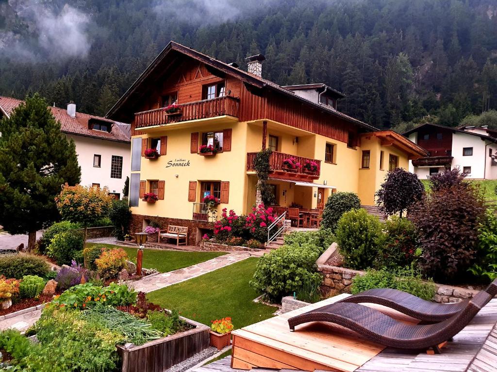 Una casa grande con un jardín enfrente. en Landhaus Sonneck, en Pettneu am Arlberg
