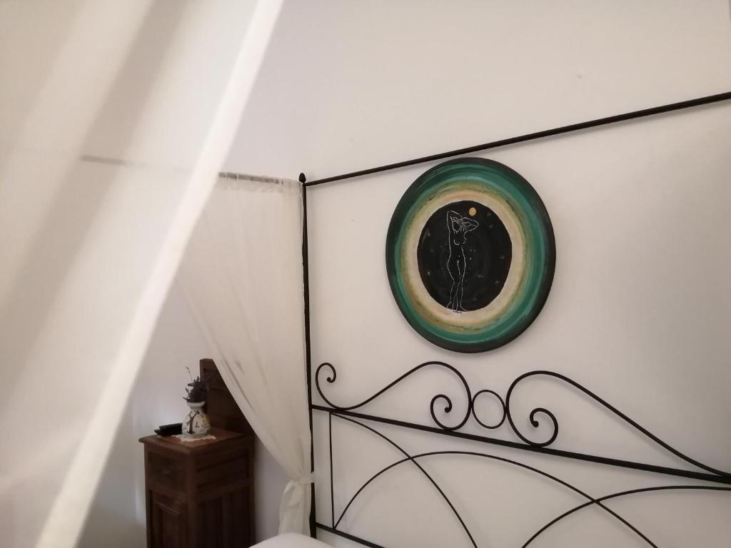 Montoro InferioreにあるLavanda E Merletti Maison De Charmeのバスルーム(トイレ付)が備わります。壁に絵が描かれています。