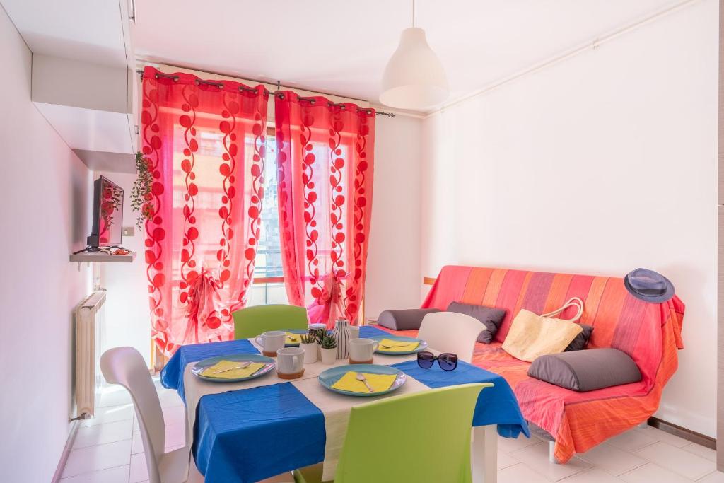 ein Wohnzimmer mit Tisch und Couch in der Unterkunft Cavalluccio Marino i1 Silvi Vacanza in Silvi Marina