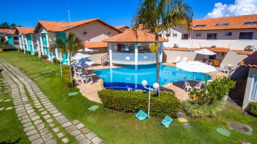 eine Luftansicht eines Hauses mit Pool in der Unterkunft Apartamento Duplex Mont Moriá in Porto Seguro