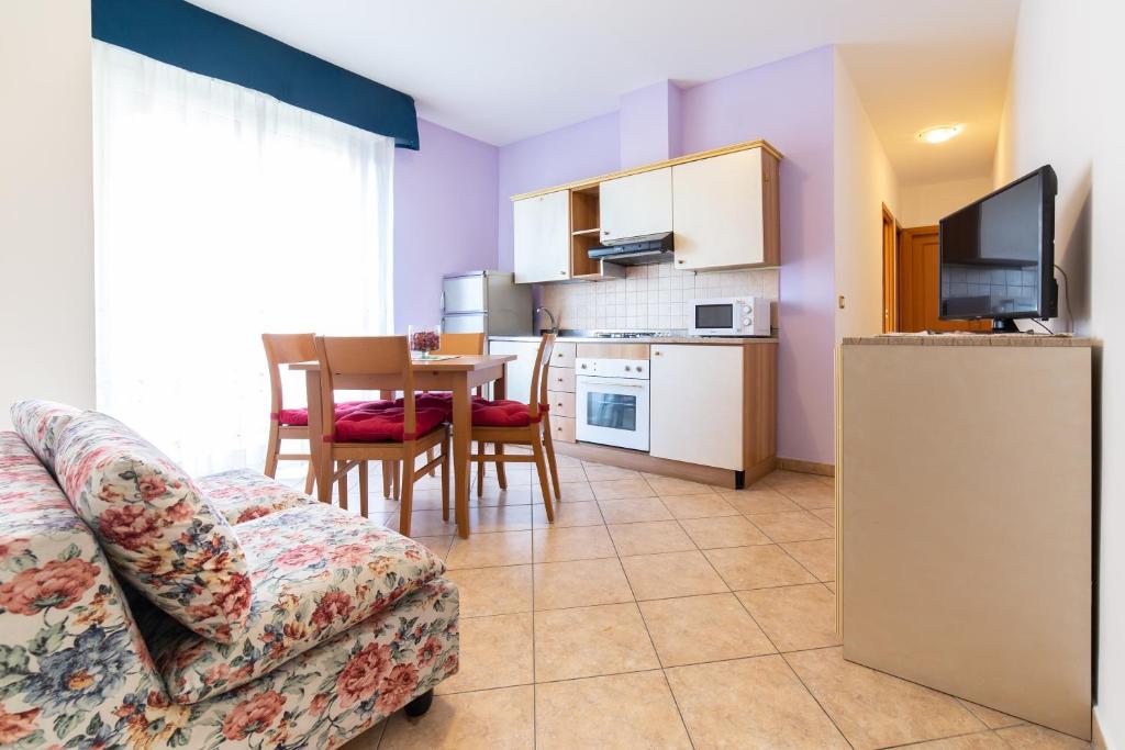 Residenza Melucci في ريميني: غرفة معيشة مع أريكة وطاولة